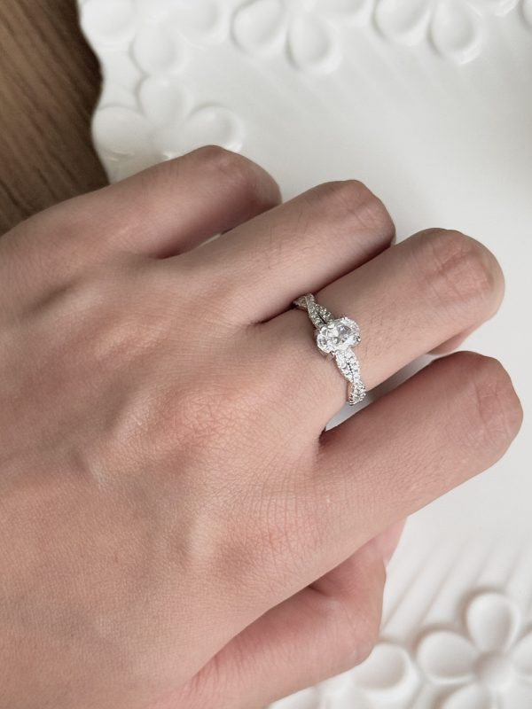 S925 sterling silver rotating oval pigeon egg one carat ring