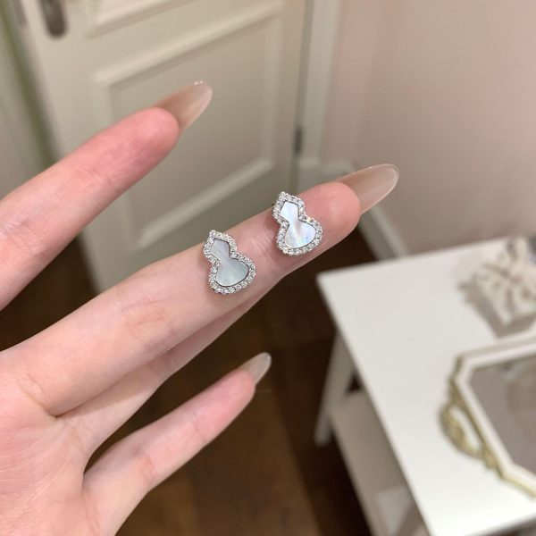 S925 sterling silver mother-of-pearl and zircon small gourd earrings